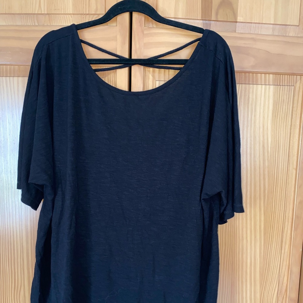 2X Black t shirt with open back